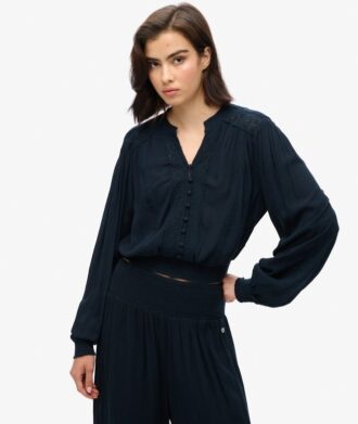 Blouse smockée à manches longues et bordures en dentelle