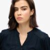 Blouse smockée à manches longues et bordures en dentelle Blouse smockée à manches longues et bordures en dentelle