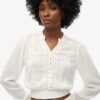 Blouse smockée à manches longues et bordures en dentelle Blouse smockée à manches longues et bordures en dentelle
