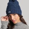 Bonnet à pompon en maille torsadée Bonnet à pompon en maille torsadée
