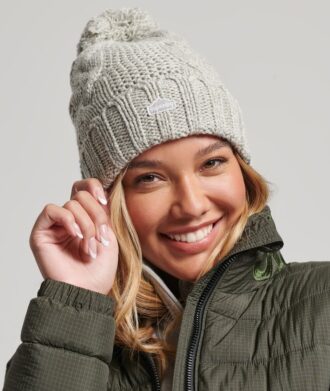 Bonnet à pompon en maille torsadée