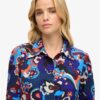Chemise ajustée imprimée style années 70 Chemise ajustée imprimée style années 70