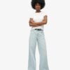 Jeans évasé à jambes larges et ourlet brut Jeans évasé à jambes larges et ourlet brut