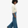 Jeans évasé à jambes larges et ourlet brut Jeans évasé à jambes larges et ourlet brut