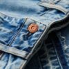 Jeans évasé à jambes larges et ourlet brut Jeans évasé à jambes larges et ourlet brut
