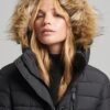 Manteau matelassé long à capuche en fausse fourrure Manteau matelassé long à capuche en fausse fourrure