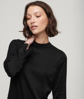 Mini-robe en satin à col montant
