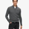 Pull à demi-zip en maille brodée Essential Pull à demi-zip en maille brodée Essential