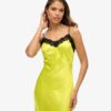 Robe mi-longue en satin et dentelle