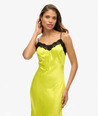 Robe mi-longue en satin et dentelle