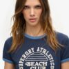 T-shirt à col lanières et imprimé plage Athletic Essentials T-shirt à col lanières et imprimé plage Athletic Essentials