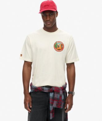 T-shirt imprimé « Travel Postcard Chest » T-shirt imprimé « Travel Postcard Chest »