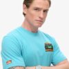 T-shirt imprimé « Travel Postcard Chest » T-shirt imprimé « Travel Postcard Chest »
