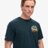 T-shirt imprimé « Travel Postcard Chest » T-shirt imprimé « Travel Postcard Chest »
