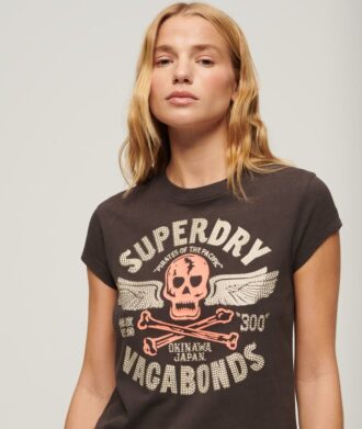 T-shirt à manches courtes orné d&rsquo;un motif poster en forme de casquette
