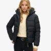 Veste courte à capuche en fausse fourrure Veste courte à capuche en fausse fourrure