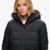 Veste courte à capuche en fausse fourrure Veste courte à capuche en fausse fourrure