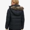Veste courte à capuche en fausse fourrure Veste courte à capuche en fausse fourrure