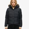 Veste courte à capuche en fausse fourrure Veste courte à capuche en fausse fourrure