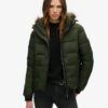 Veste courte à capuche en forme de short Veste courte à capuche en forme de short