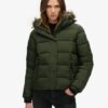 Veste courte à capuche en forme de short Veste courte à capuche en forme de short
