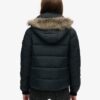 Veste courte à capuche en forme de short Veste courte à capuche en forme de short