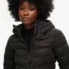 Veste matelassée à capuche en microfibre Veste matelassée à capuche en microfibre